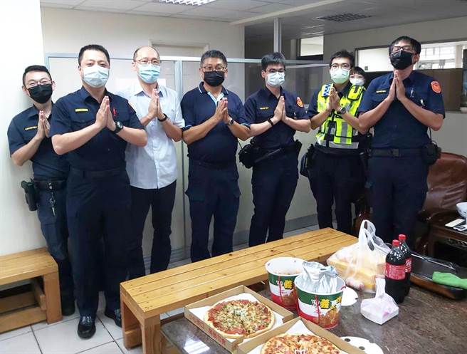 丰原派出所员警享受美食前，不忘大家先行祈求，让后天的开标能有好结果。（民眾提供）
