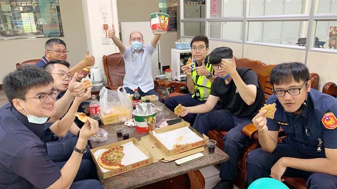 丰原警分局长刘安杰请全所吃披萨，期能再接再厉再创佳绩。（民眾提供）