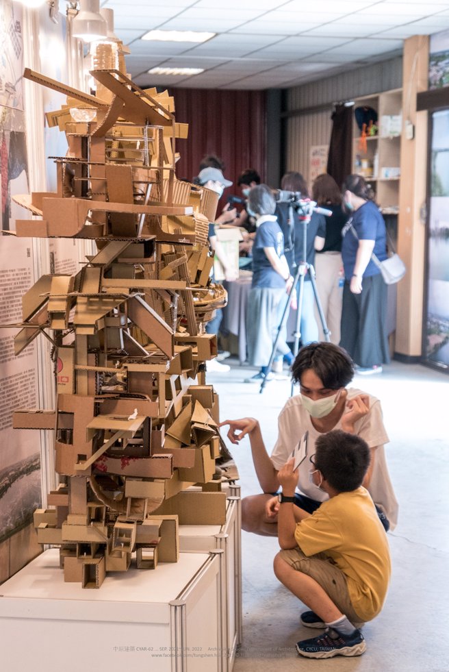 許多當地小學生前來聽大哥哥大姊姊說故事。 （中原大學提供）