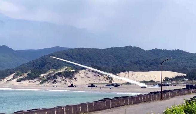 国军近日在屏东海边实施实弹演练，有民眾目睹復仇者短程飞弹从沙滩上往海面发射后，在天际间划出一条白白长烟，接着击中目标，表示震撼、过瘾，看到击中目标瞬间很感动。（图/ 中央社）
