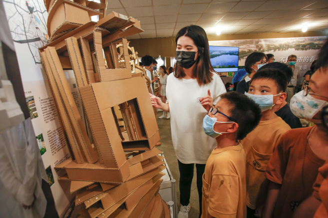 許多當地小學生前來聽大哥哥大姊姊說故事。 （中原大學提供）