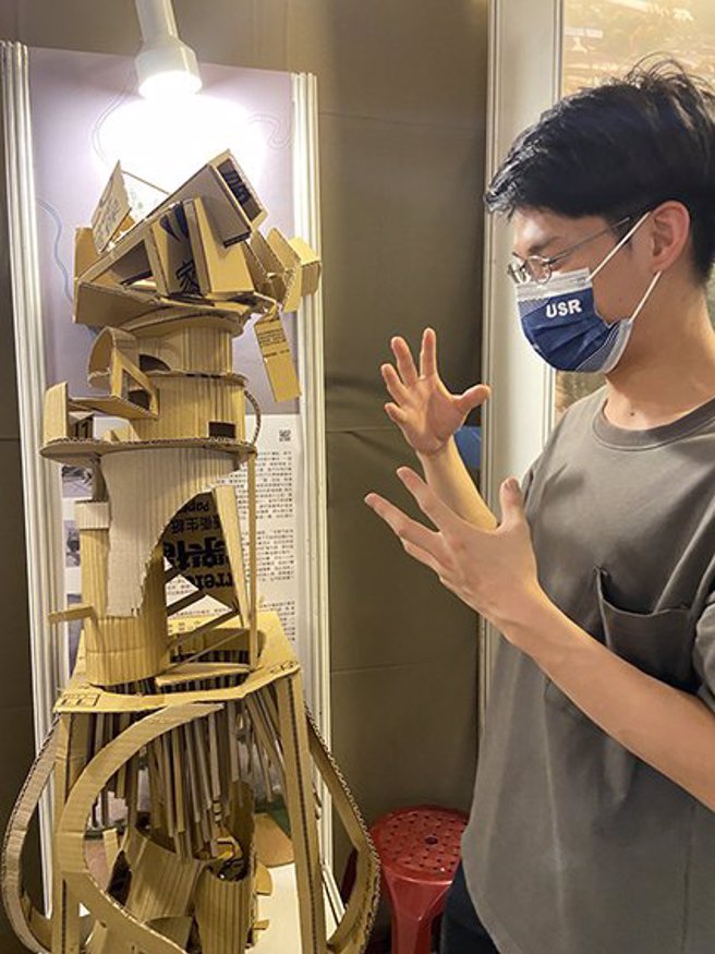 建築系一年級陳彥翰向大家說明作品「龍鱗大地」的意涵。 （中原大學提供）