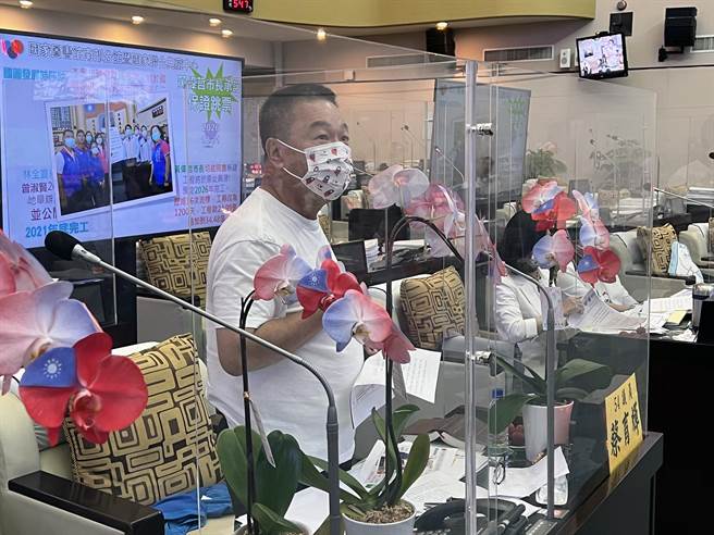 國民黨台南市黨部徵召媒體人姚正玉參選下屆台南市第1選區大新營區市議員，蔡育輝表示尊重黨部的決定。（洪榮志攝）