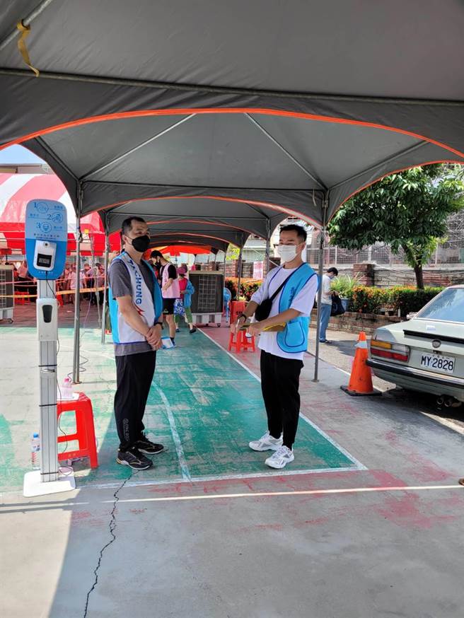 民政局第一时间已紧急增设遮阳棚、水冷机，增派医护人员加速施打作业，派员助维持秩序，中午前后，排队状况已缓解。（台中市政府提供／冯惠宜台中传真）