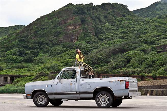 黃玠瑋在80年代的舊式道奇貨卡，盡情享受北海岸的風和日麗。（環球音樂提供）