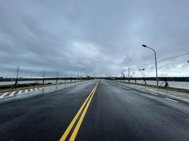 紓解雲林縣麥寮鄉六輕工業區交通壅塞，雲2橋加碼發包動工。（張朝欣攝）