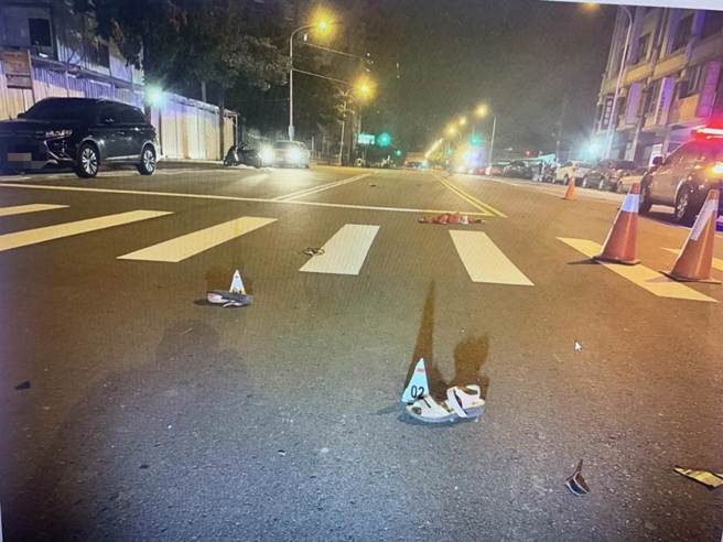 事發過後，馬路上滿是車殼碎片，與遭撞婦人的物品。（中時資料照）