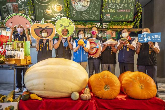 湖口乡农会25和26日在好客文创园区举办瓜瓜节，县府秘书长陈季媛（中）与农会人士展示各种瓜类，邀民眾参加。（罗浚滨摄）