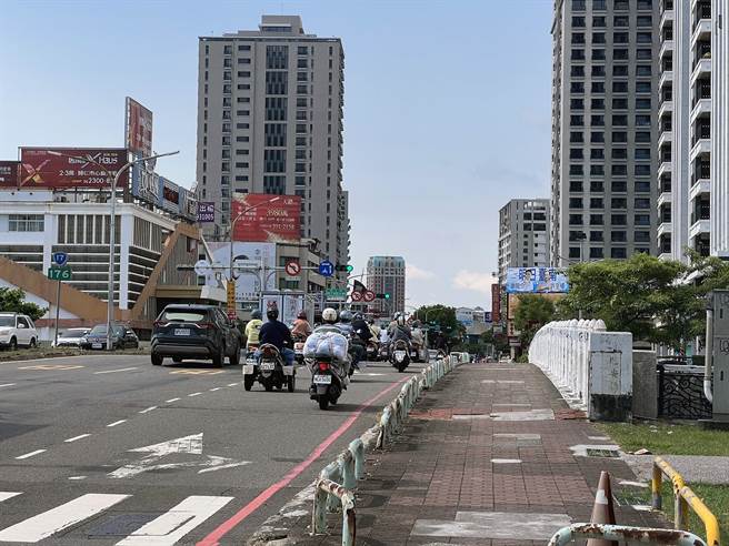 橫跨台南運河的台17線臨安橋，因發展運河觀光及橋梁老舊即將改建，但因交通尖峰時段車流量相當大，市府將先施作3座臨時便橋。（洪榮志攝）