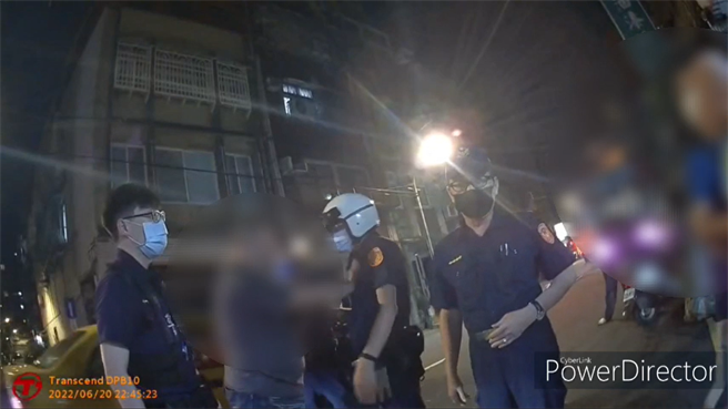 53歲的謝姓男子和友人到卡拉OK飲酒作樂後，在路邊大聲喧嘩，警方獲報到場勸導，不料謝男竟上前拉扯對方衣領，還作勢打人。（警方提供／李奇叡新北傳真）