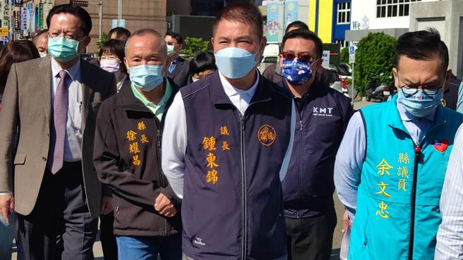 苗栗议长锺东锦向朱立伦表态自己想参选的决心。（李京升摄）