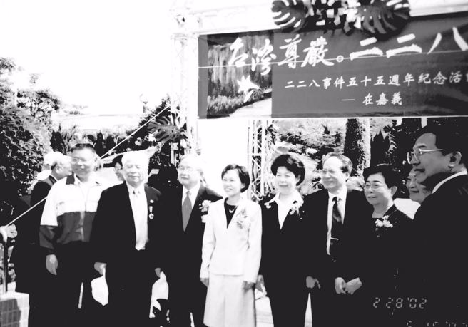 2002年，台籍中共党员陈炳基（左二）以私人身分受行政院之邀出席在嘉义举行的228纪念会，乡情超越了政治顏色藩篱。（左三）陈隆志，（右四）张博雅。（徐宗懋提供）