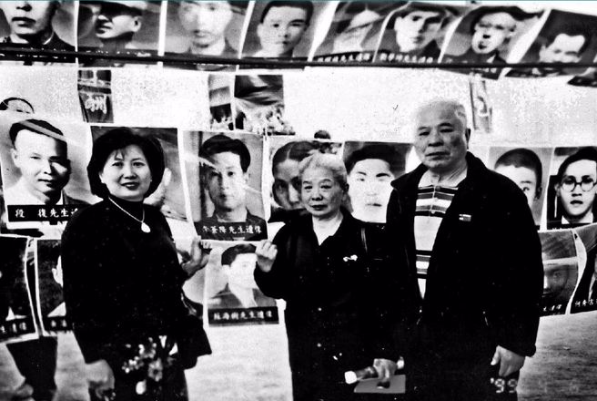 1999年陈炳基（右）返台探亲，参加马场町春祭，悼念当年遭枪决同志。（徐宗懋提供）