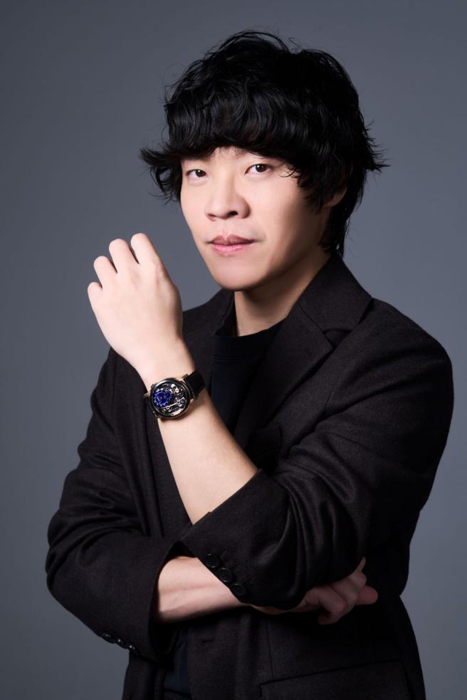 卢广仲戴Romain Gauthier名表  笑看金曲效法NBA柯瑞（JOJ PHOTO摄，图片企画／中时时尚，服装提供／BALLY）