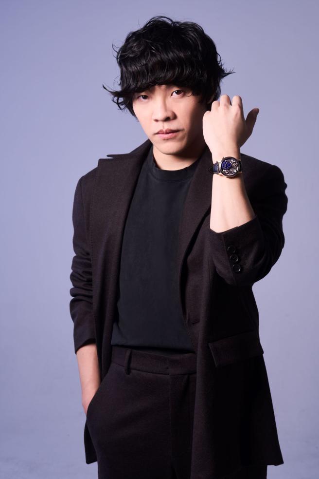 卢广仲的新专辑《励志论》入围金曲奖四项大奖，他效法NBA球星柯瑞的励志哲学，以歌声影响周遭的人，佩戴要价逾5百万元的独立制表师Romain Gauthier经典代表作Logical One Bi-color芝麻炼机芯腕表。（JOJ PHOTO摄，图片企画／中时时尚，服装提供／BALLY）
