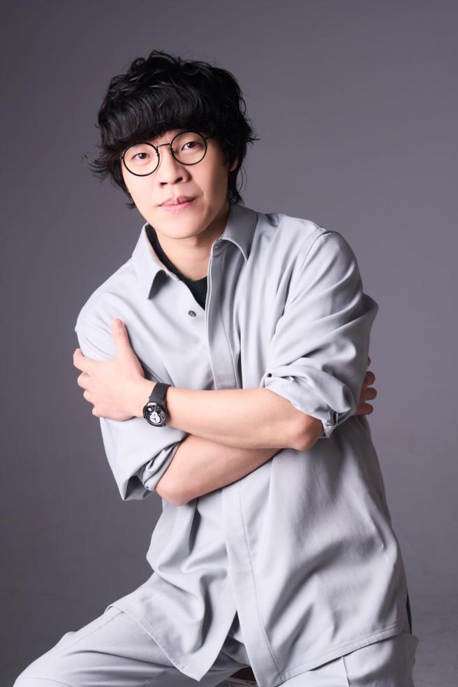 卢广仲以平常心看待金曲奖，并且祝福入围的歌手，让今年的金曲奖更有看头，佩戴独立制表师Romain Gauthier今年新作Insight Micro-Rotor Black Titanium腕表，要价逾3百万元。（JOJ PHOTO摄，图片企画／中时时尚，服装提供／BALLY）