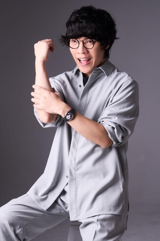 卢广仲以平常心看待金曲奖，并且祝福入围的歌手，让今年的金曲奖更有看头，佩戴独立制表师Romain Gauthier今年新作Insight Micro-Rotor Black Titanium腕表，要价逾3百万元。（JOJ PHOTO摄，图片企画／中时时尚，服装提供／BALLY）