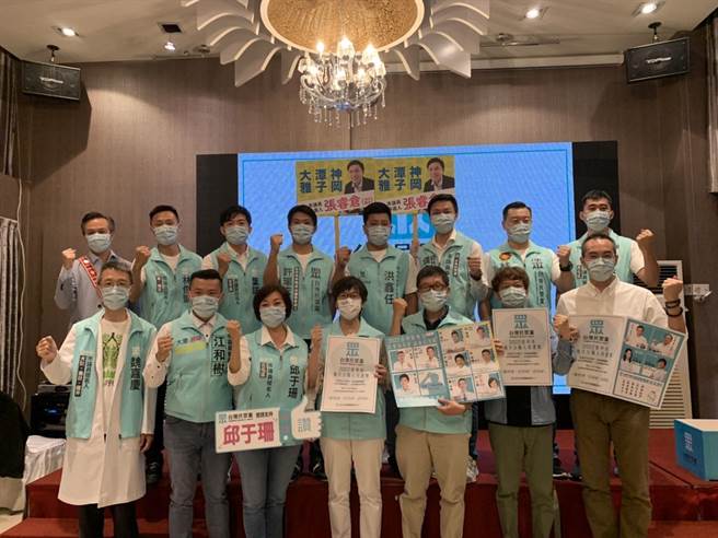 民眾党立委兼选战小组召集人蔡壁如(前中)表示，她跟立委高虹安是主席柯文哲心中的最佳女主角。(林欣仪摄)