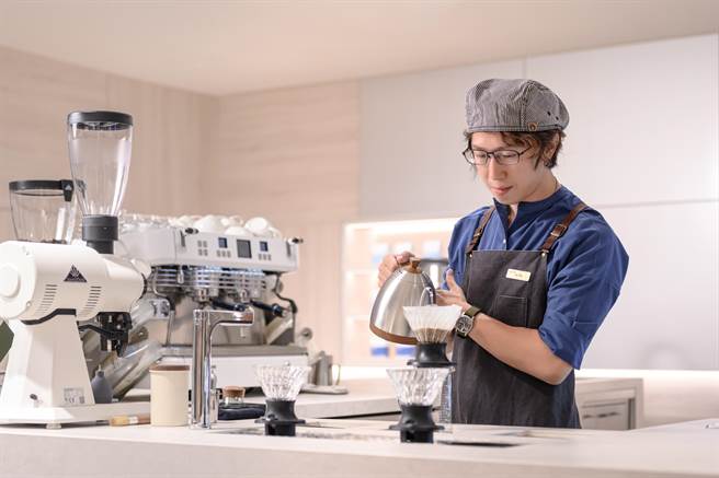 民眾至kafeD消费还能与咖啡师互动，了解咖啡豆故事等。（kafeD提供）