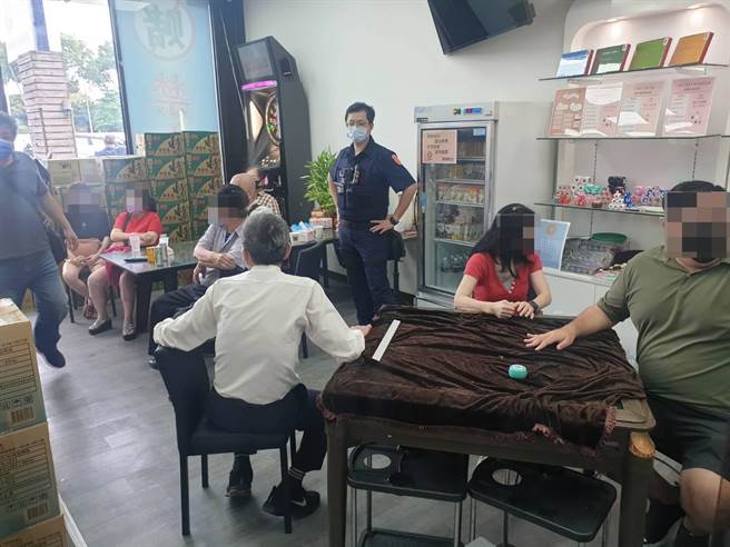 桥牌社非法赌博祭出酬好礼吸客中坜警逮31人送办。(警方提供／吕筱蝉桃园传真)