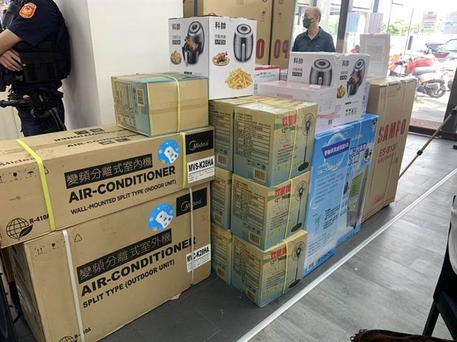 桥牌社非法赌博祭出酬好礼吸客中坜警逮31人送办。(警方提供／吕筱蝉桃园传真)