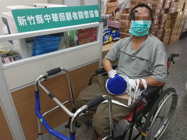 許姓街友被毆重傷送醫救回一命，但生活無法自理。（中華照顧者關懷協會提供／羅浚濱新竹傳真）