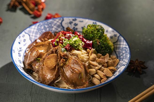 麻十七川滷專売所獨創「鮑魚小麵」，桃園人也能吃到了，一碗售價168元。（麻十七川滷專売所提供）