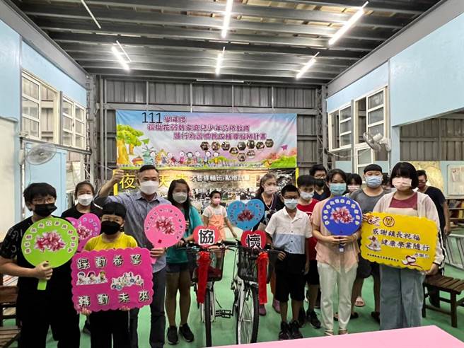 关怀弱势学子，云林县虎尾镇长丁学忠（左四）赠送夜光天使班自行车。（孤挺花家庭关怀协会提供／张朝欣云林传真）