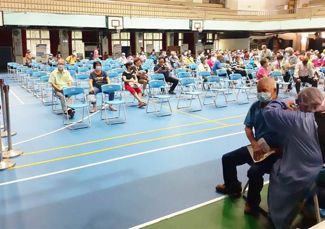 民政局建議長者可下午再前往接種，避開排隊人潮。（台中市政府提供）