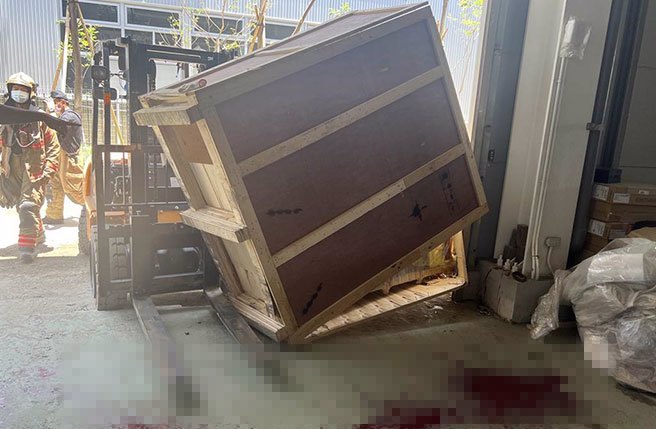 安南區一處工地今天發生堆高機搬運貨物架時，貨物架不慎倒落壓斷男工人右前臂意外。(讀者提供／曹婷婷台南傳真)