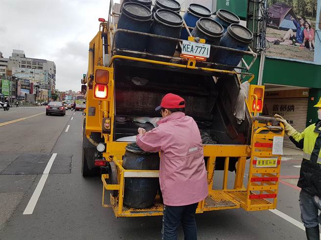 桃园可透视垃圾袋政策喊卡，市长郑文灿强调该政策目的是要宣导分离厨余，而非使用透明垃圾袋。（桃园市政府环保局提供／陈梦茹桃园传真）