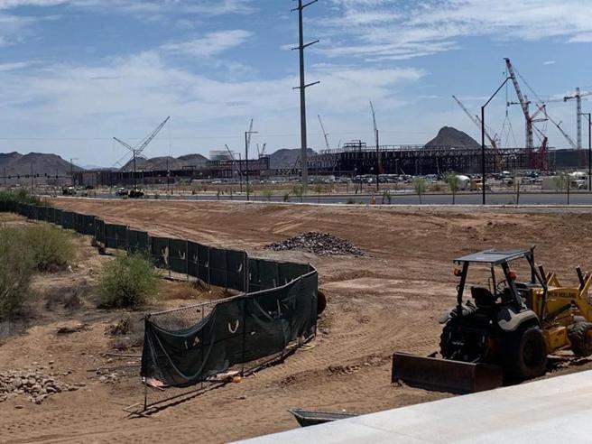 （美国在台协会率厂商参访亚利桑那州台积电新厂工程。图／AIT脸书）