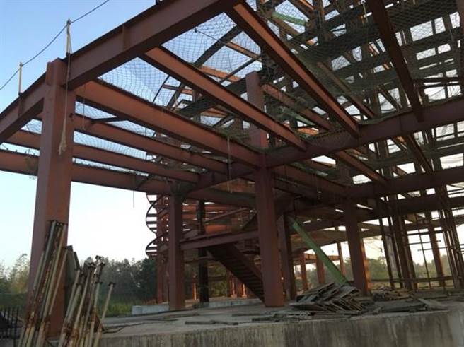 金门绿色休閒渡假园区BOT案停摆，现场仅有锈蚀钢骨结构竖立于林务所园区旁。（县府提供）