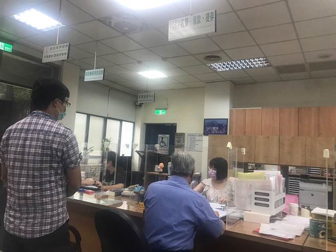 今（22）日正式向法院提起诉讼，将要求承揽厂商拆除地上物、涂销本案地上权，并赔偿县府应有之损失。（县府提供）