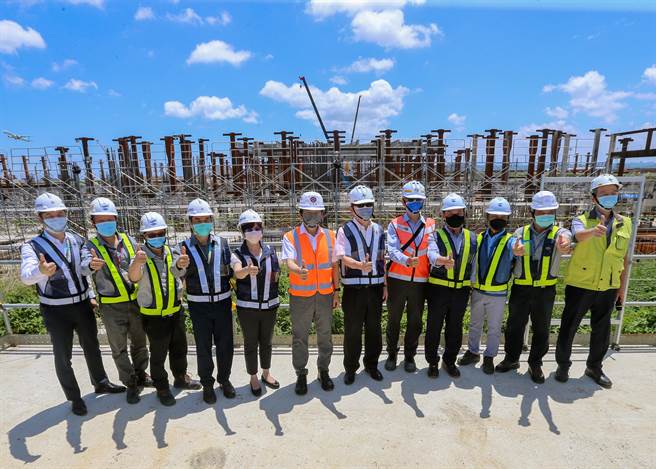 交通部长王国材（左六）22日前往桃园机场视察「第三航站区主体航厦土建工程」与「第三跑道建设计画」，并在工区前第三航厦工程团队合影留念。（陈麒全摄）