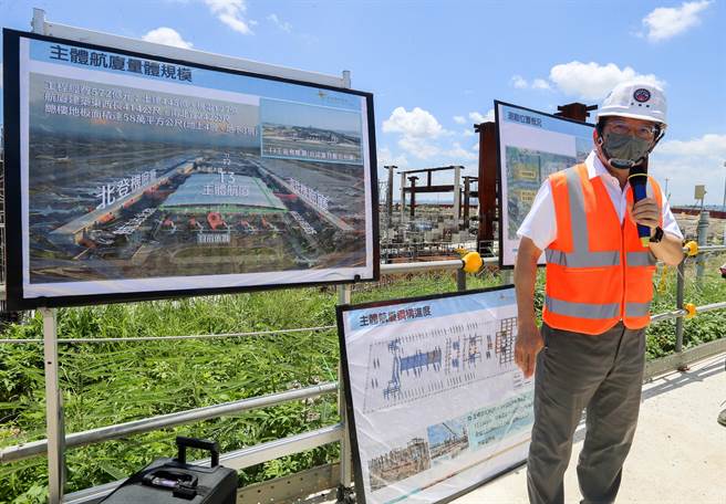 交通部长王国材22日前往桃园机场视察「第三航站区主体航厦土建工程」与「第三跑道建设计画」，也到移工宿舍区，体验劳动安全训练设施。王国材表示，感谢所有施工团队跟桃机公司同仁的努力，第三航厦工程完工后，将是国门的大蜕变。（陈麒全摄）