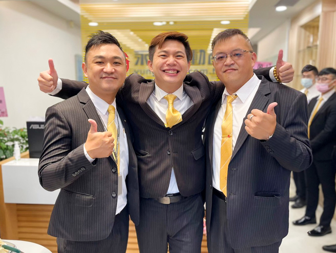 

蔡慧芳與股東林緯信(圖中)攜手帶領團隊，3間加盟店好默契相互支援，創造團隊高績效。（永慶房產集團提供）

