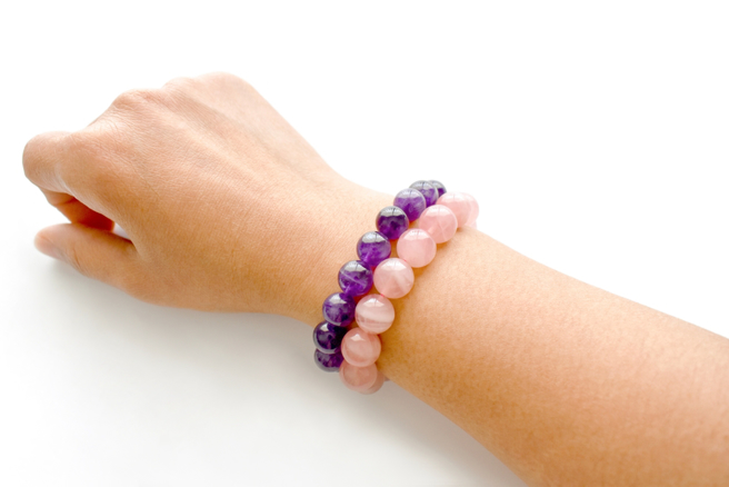 运势命理网站分享，身体气场有「左进右出」的原则，水晶戴在左手或右手会产生不同的效果。（示意图／shutterstock）