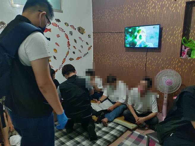 基隆警方破獲詐騙集團水房，並查獲主嫌及人頭帳戶共13人。（基隆市警局提供／張志康基隆傳真）