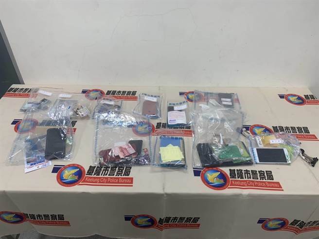 警方在現場起獲帳冊、手機、現金、提款卡、存摺等贓證物。（基隆市警局提供／張志康基隆傳真）