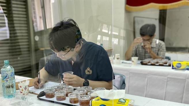 台南市2022年蜂蜜评鑑比赛，22日在东山区农会举行复评。（东山区农会提供／张毓翎台南传真）