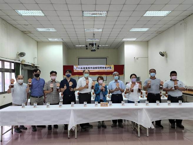 台南市蜜源充足，养蜂产业相当兴盛，连年办蜂蜜评鑑比赛，藉此让大眾更了解台南的蜂蜜。（台南市政府农业局提供／张毓翎台南传真）