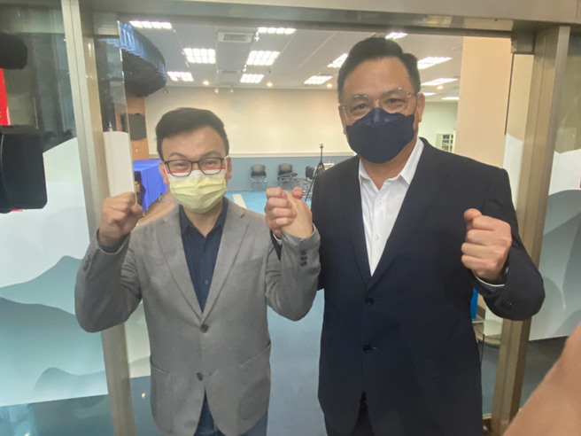 外界盛传郑正钤与林耕仁竞争参战，今两人同框，郑正钤表示支持并与党团结一心。（图：中时新闻网）