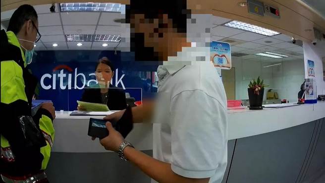 黎姓男子在员警及行员多方劝阻下才放弃匯款。(翻摄照片／林郁平台北传真）