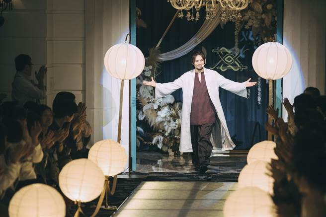 姚淳耀在《我愿意》敞开双手欢迎信眾入教。（络思本娱乐制作公司提供）