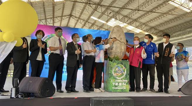 邁入第27年、21屆的2022宜蘭國際童玩藝術節，將在7月2日至8月14日，冬山河親水公園舉行；今年以「酷樂宜夏」為主題，首次推出親子探索劇場「藝想保衛隊—恐龍重生」，劇中的三角龍也首度亮相，栩栩如生令人驚豔。（吳佩蓉攝）