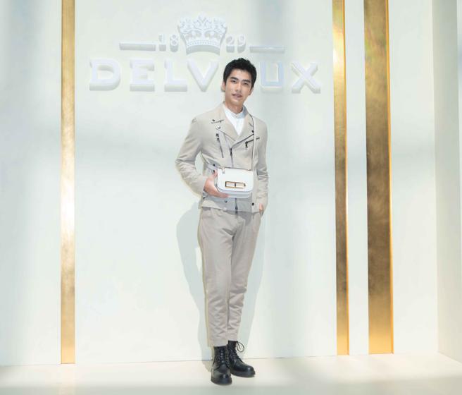 曾敬骅以奶茶色皮外套搭配冷冽灰Lingot肩背包，价格店洽。（吴松翰摄）