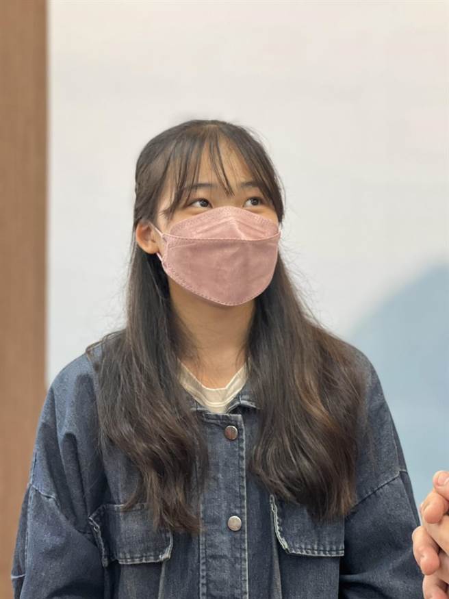 基隆市建德国中学生郑心宜文武双全，获「2022总统教育奖」。（陈彩玲摄）