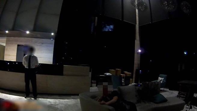 婦人獨自坐於沙發區，員警上前詢問瞭解狀況。(翻攝照片／林郁平台北傳真）