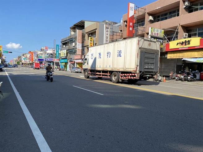 大观路草漯市区路段商家林立，同时也是国中小学区。（蔡明亘摄）